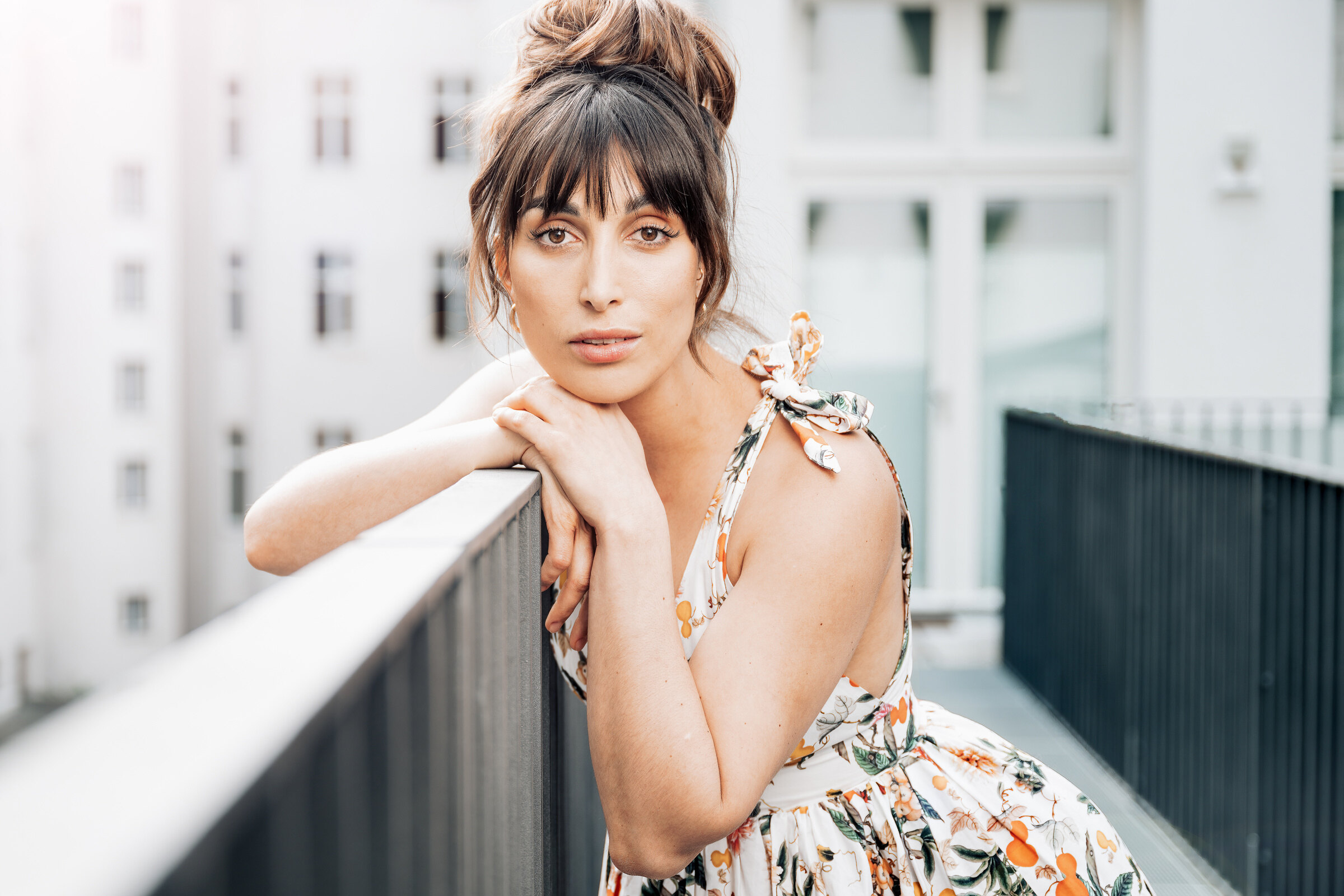 Schauspielerin im Editorial-Portrait auf einer Dachterrasse