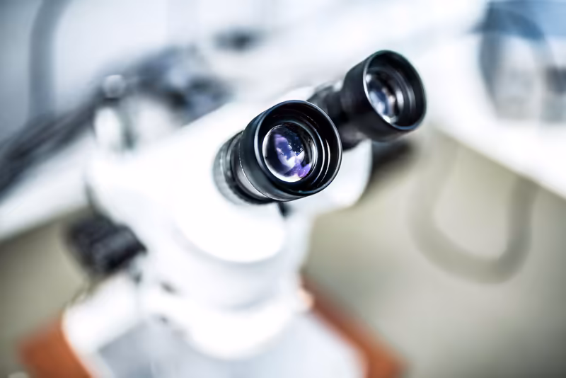 Nahaufnahme Fernglas mit Linsenfokus, unscharfer Hintergrund, Business-Kontext Ausblick und Perspektive