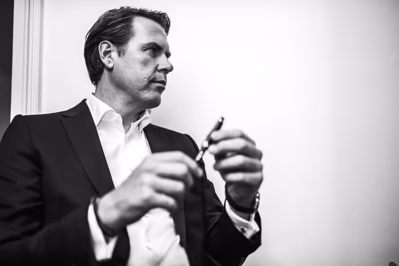 Mann im Business-Anzug gestikulierend, Profilaufnahme, konzentriert, Schwarzweiß-Porträt