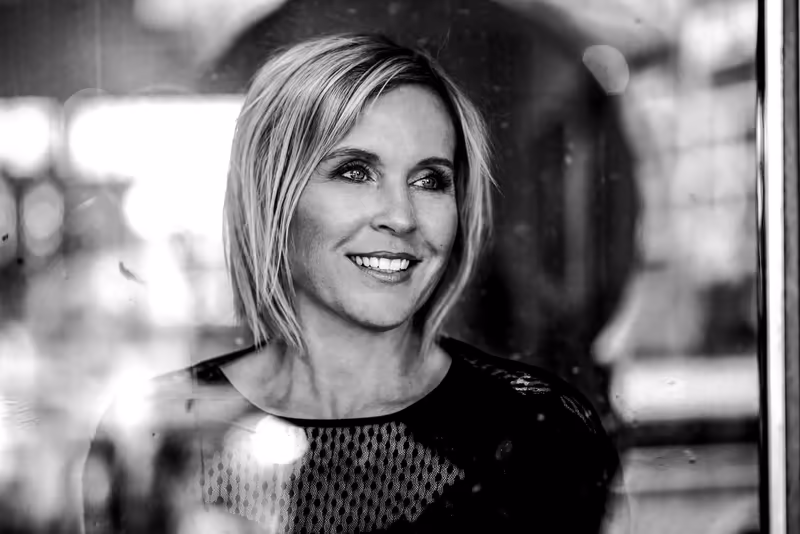 Porträt einer lächelnden Frau in schwarzweißer Aufnahme, professionelle Business-Fotografie
