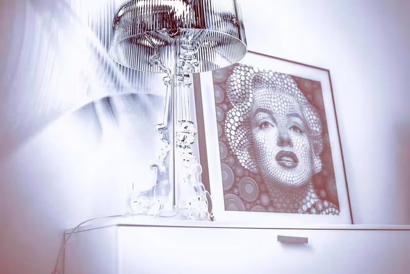 Modernes Büro-Interior mit Designerleuchte und Pop-Art-Kunstwerk an der Wand, minimalistisches Business-Ambiente