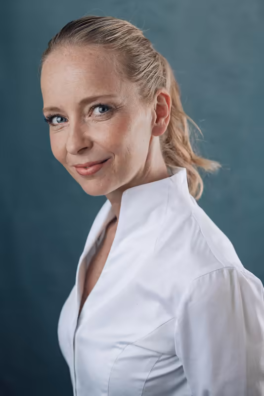 Frau in weißer Bluse, Porträt vor grauem Hintergrund, selbstsicherer Blick, Business-Fotografie