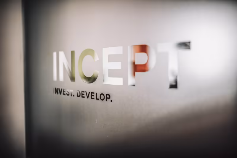 3D Schriftzug INCEPT mit Untertitel INVEST. DEVELOP. an Bürowand, moderne Geschäftsausstattung