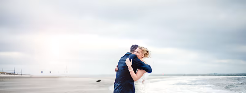 Inniger Moment des Paares am Strand