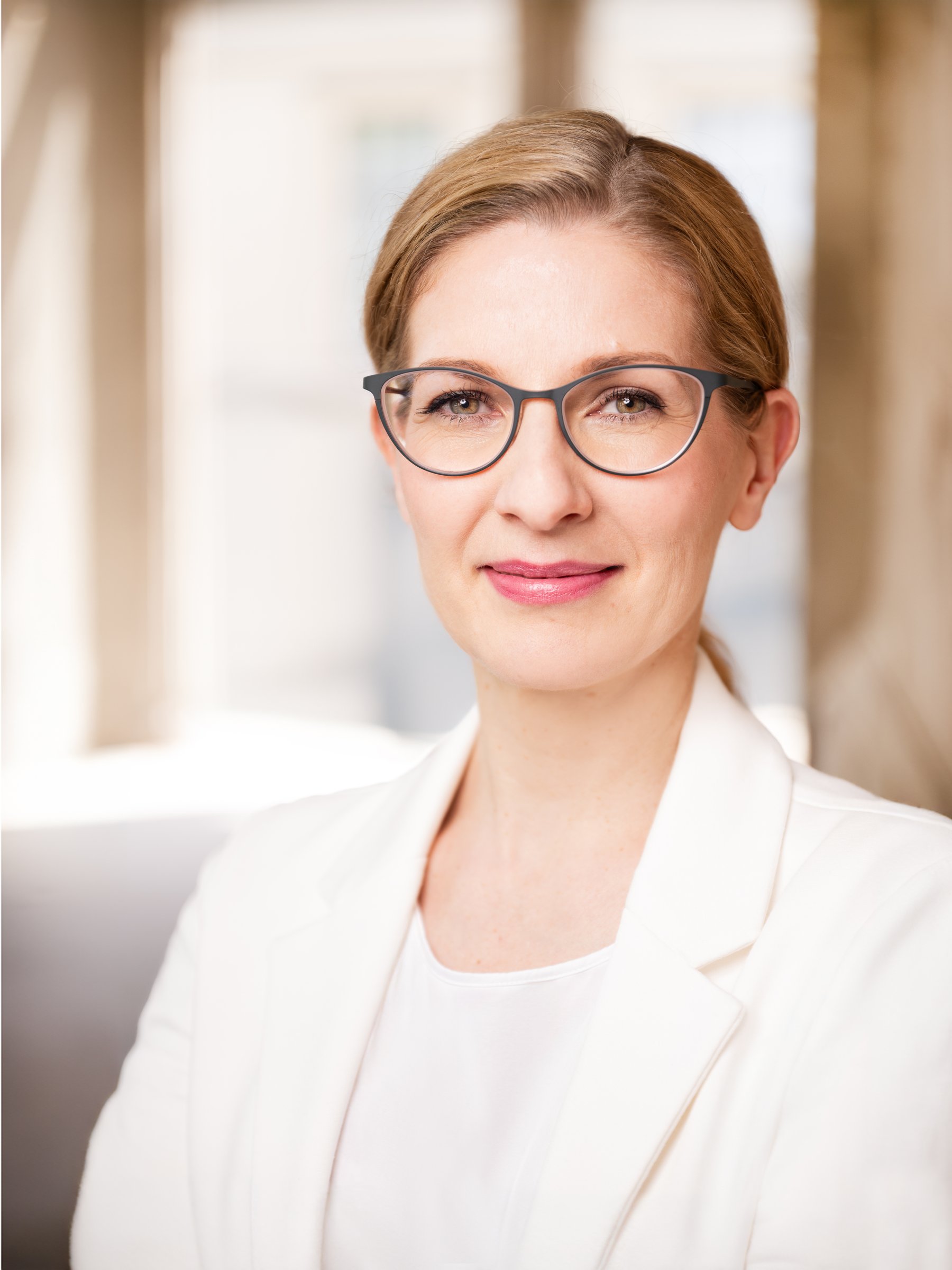 Karriere Portrait in hellem Office-Setting