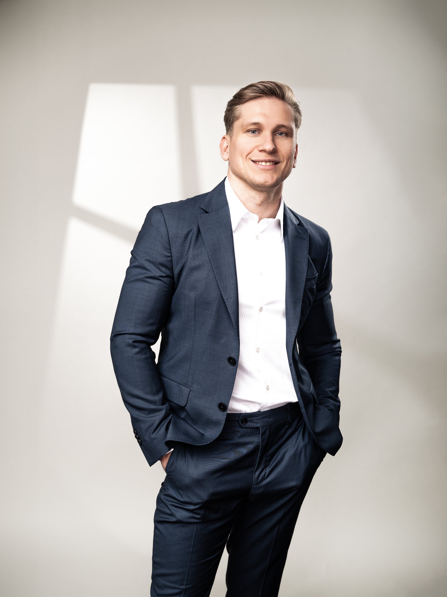 Karriere Portrait mit klarer Business-Anmutung