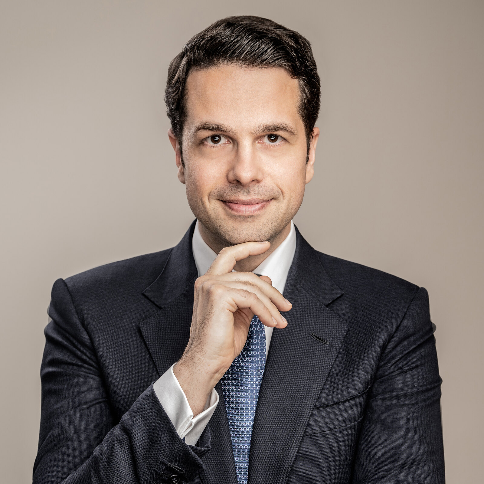 Business Portrait, Mann im Anzug
