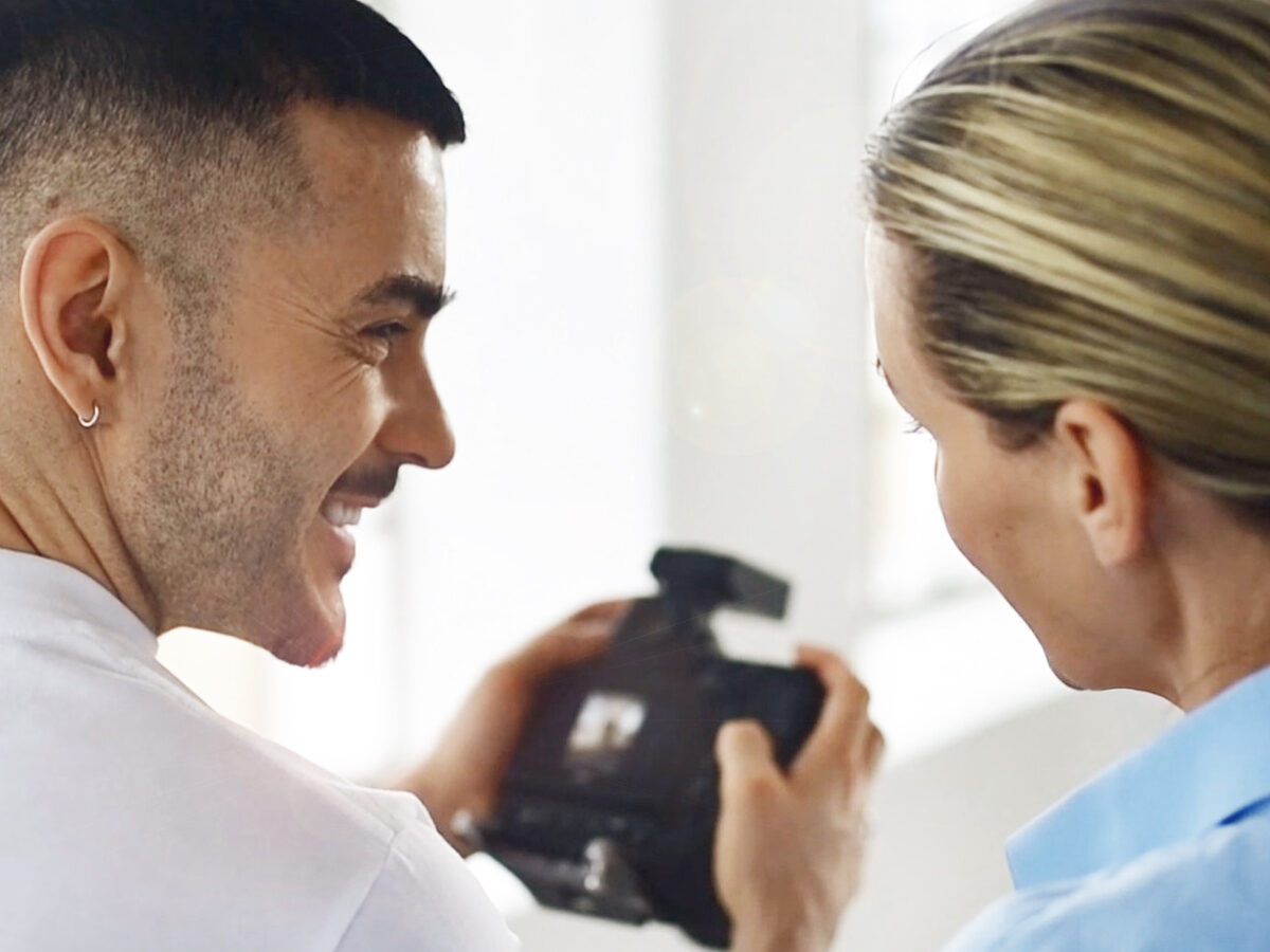 Dennis beim Shooten mit Kamera